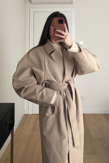 Trench lungo con spalla strutturata