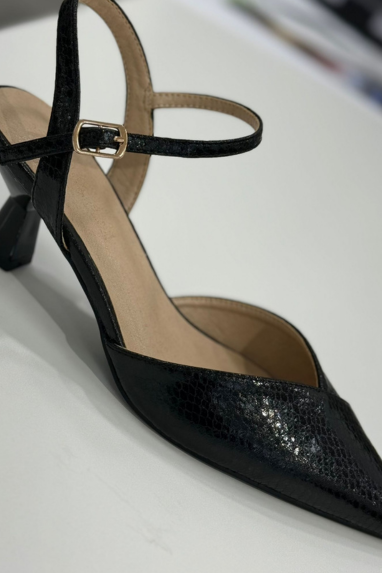 TWENTY Slingback a trama