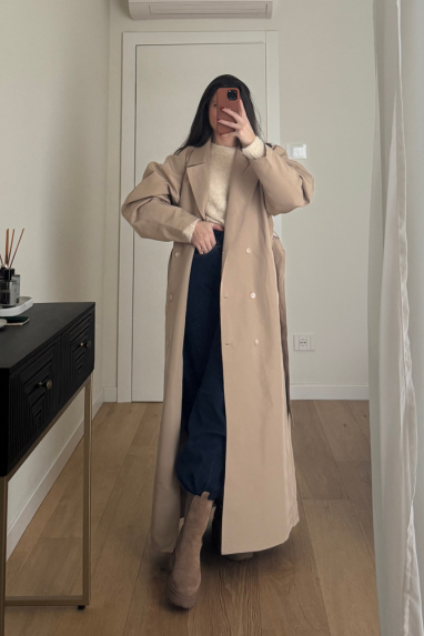 Trench lungo con spalla strutturata