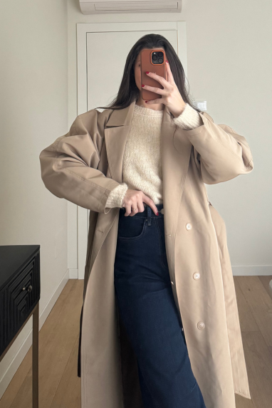 Trench lungo con spalla strutturata