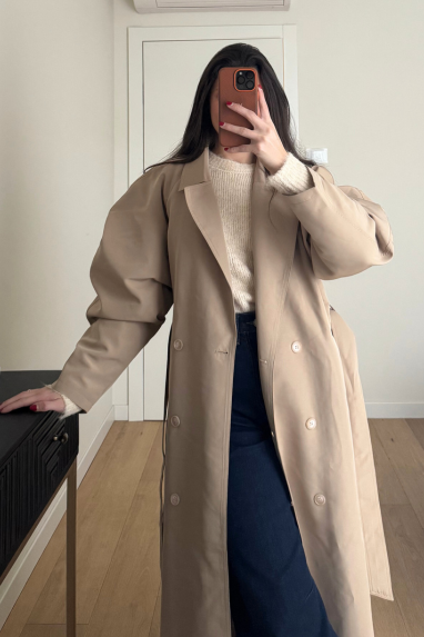 Trench lungo con spalla strutturata