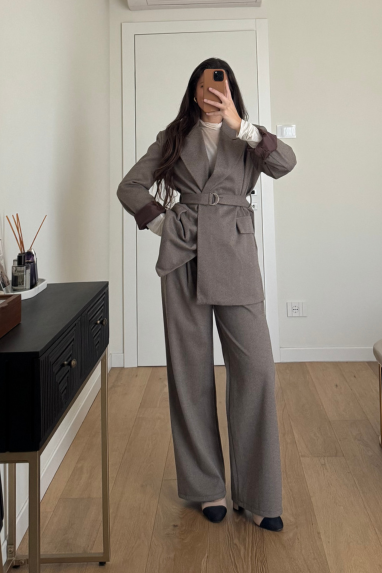 Tailleur spigato con giacca fusciacca in vita