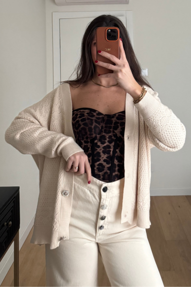 Cardigan crochet con bottoni gioiello