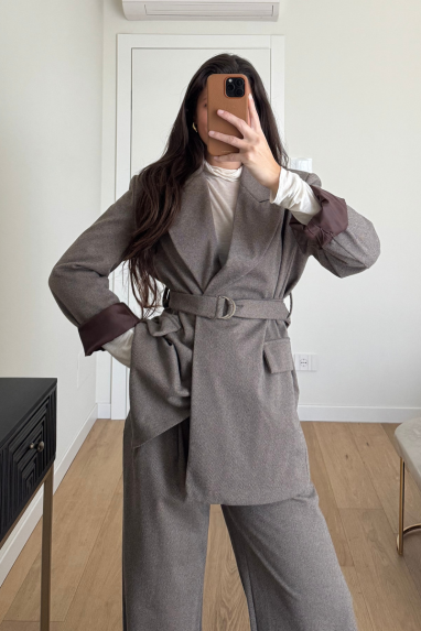 Tailleur spigato con giacca fusciacca in vita