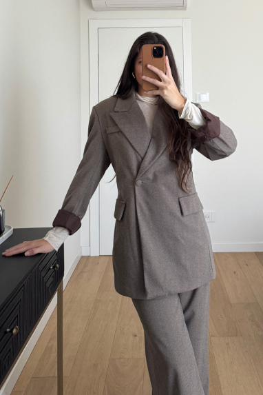 Tailleur spigato con giacca fusciacca in vita