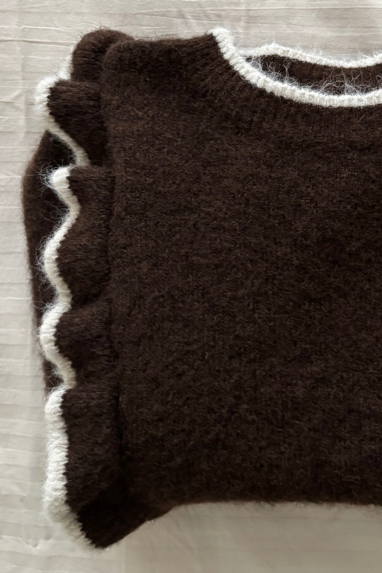 Maglia girocollo con volant