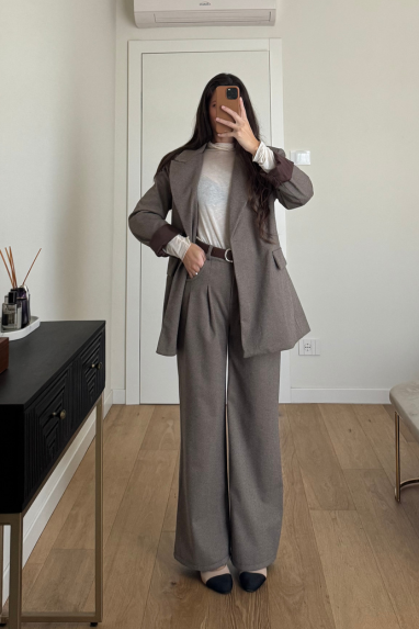 Tailleur spigato con giacca fusciacca in vita